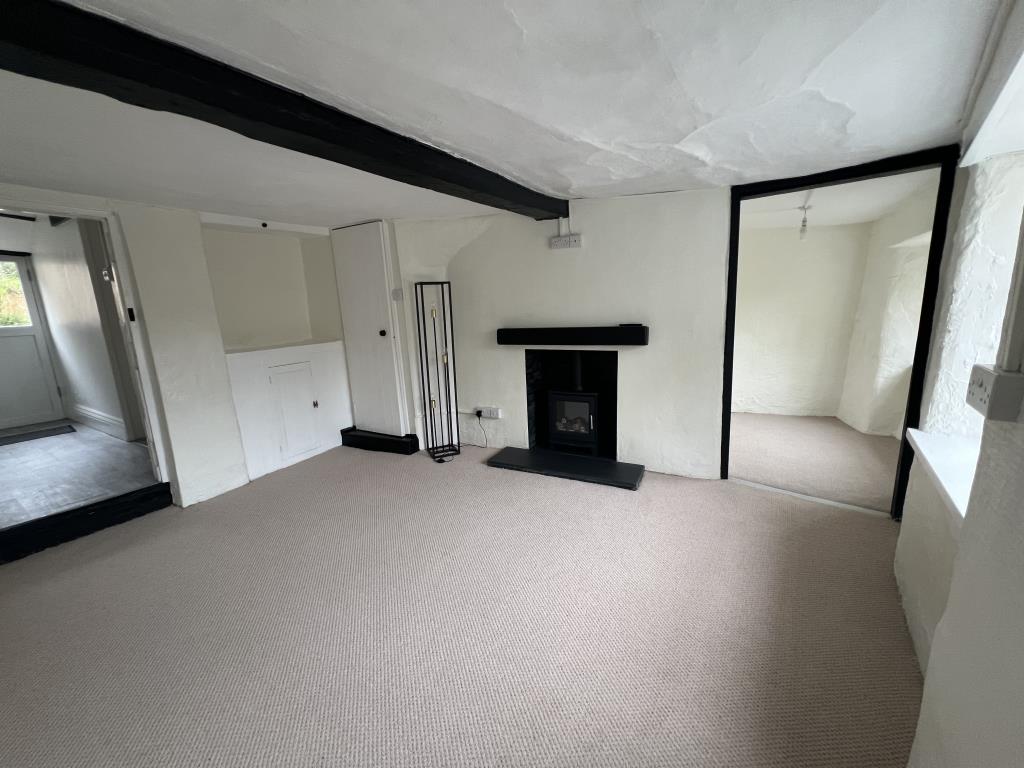 Lot: 96 - CHARACTER COTTAGE IN VILLAGE LOCATION - General view of living room